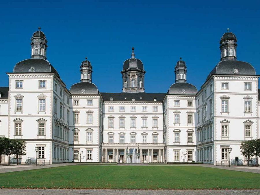 Wiener Kaffeehauskultur und Rheinische Herzlichkeit - Althoff Grandhotel Schloss Bensberg eröffnet Sacher Pop-up-Café mit Original Sacher-Torte